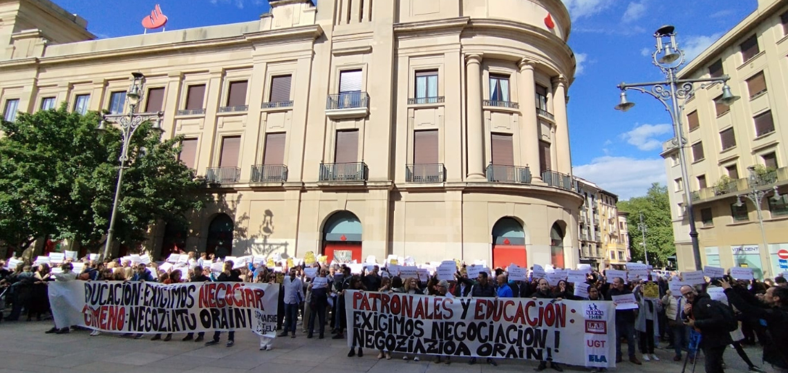 Concentración en Pamplona de trabajadores y trabajadoras de la enseñanza concertada