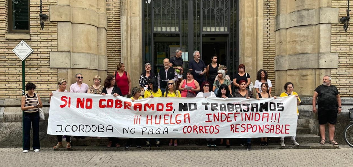 Concentración de las trabajadoras de Limpiezas J. Córdoba ante la sede principal de Correos en Pamplona