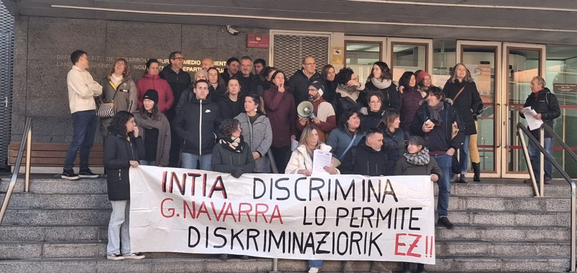 Concentración del comité de empresa de INTIA frente a la sede del Departamento de Desarrollo Rural