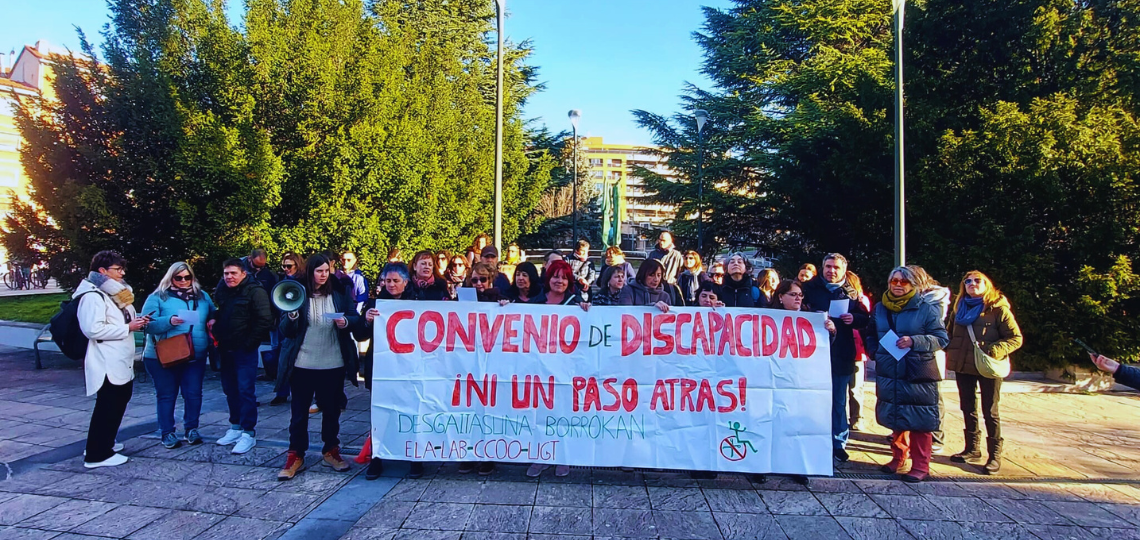 Concentración de trabajadoras de centros de atención a la discapacidad concertados con el Gobierno foral