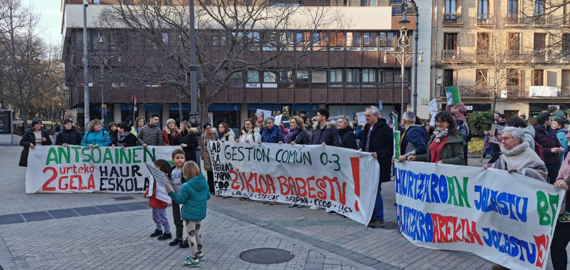 Concentración de la intersindical del ciclo 0-3 frente al Parlamento de Navarra