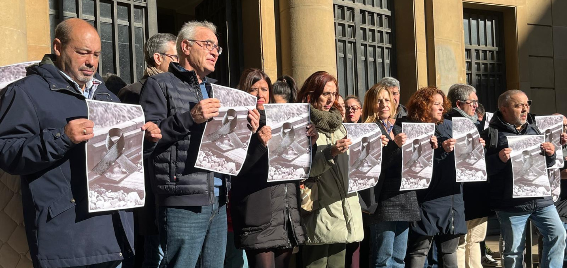 Concentración de UGT Navarra en memoria de las víctimas del accidente ferroviario en Adamuz