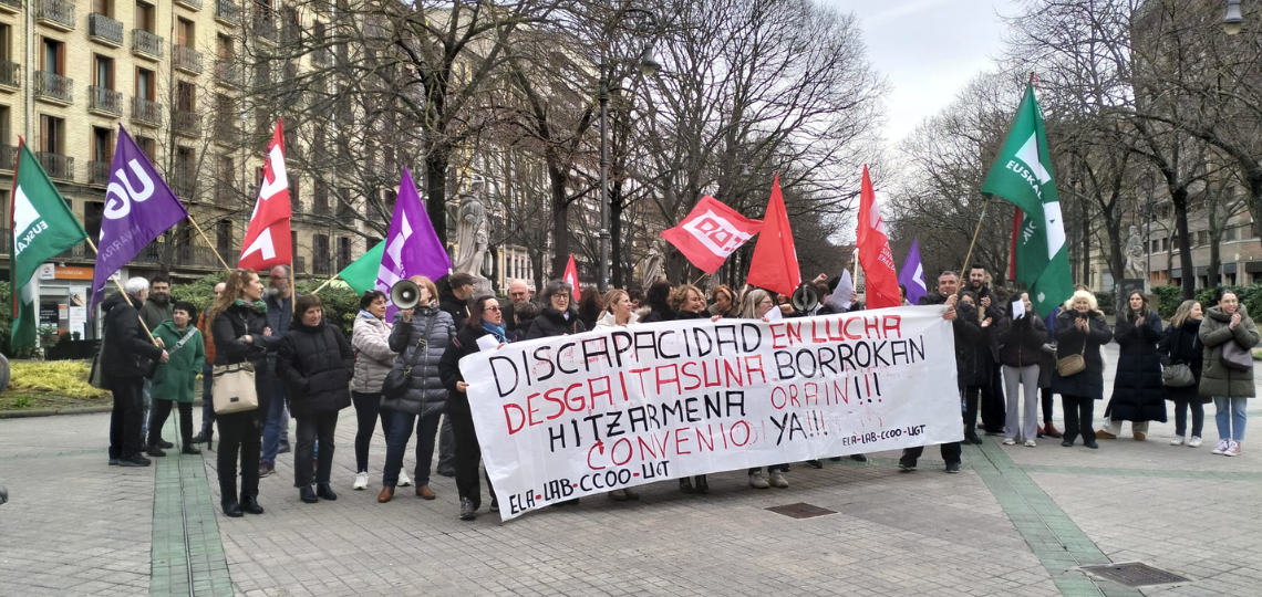 Concentración frente al Parlamento de Navarra en el primer día de huelga contra el bloqueo en la negociación del convenio de centros de discapacidad concertados con el Gobierno