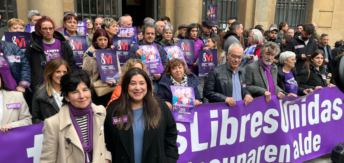 Concentración de UGT y CCOO en Pamplona con motivo del 8M