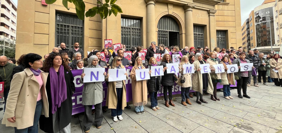 Concentración de UGT y CCOO en Pamplona con motivo de la conmemoración del 8 de Marzo