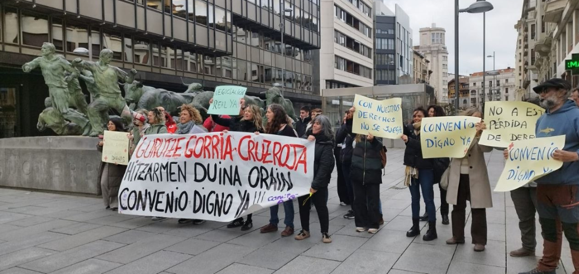 Concentración de la plantilla de Cruz Roja Navarra