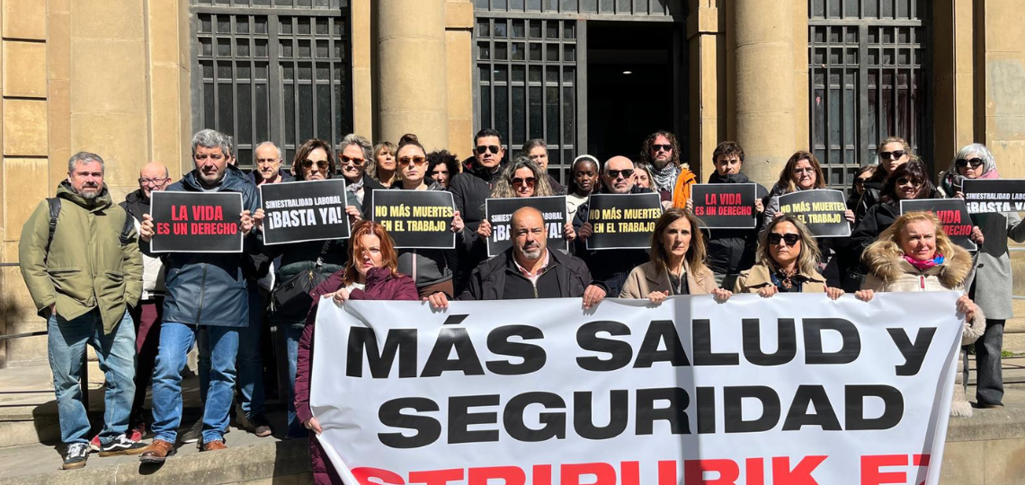 Concentración de UGT Navarra para denunciar los dos últimos accidentes laborales mortales