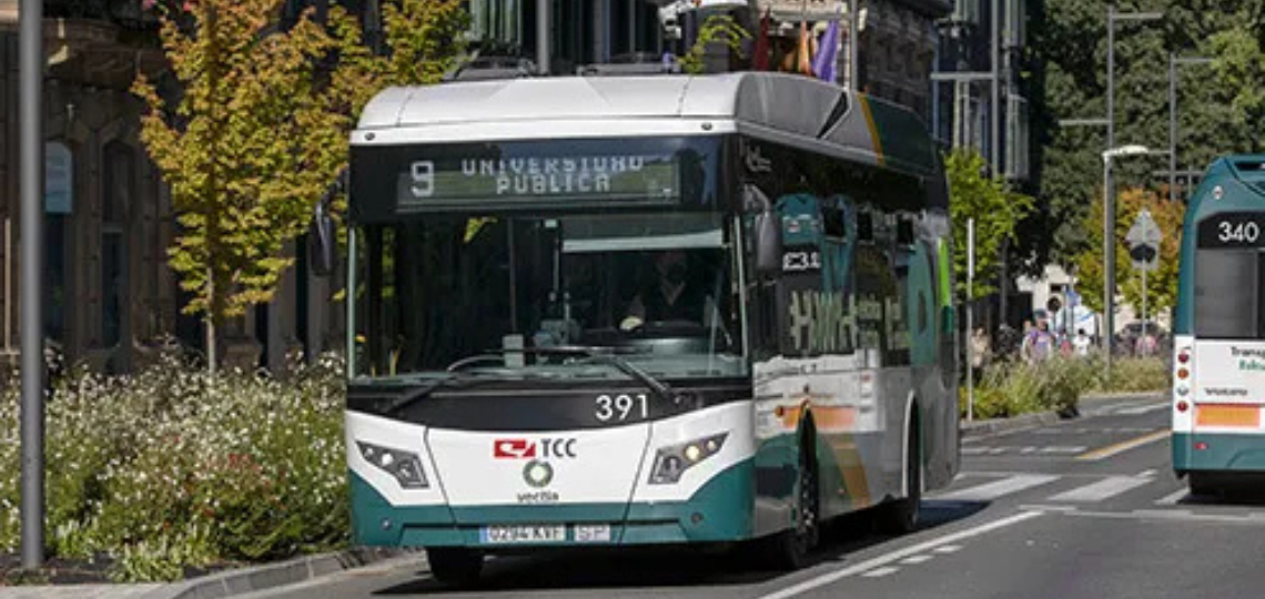 Una villavesa circulando por Pamplona