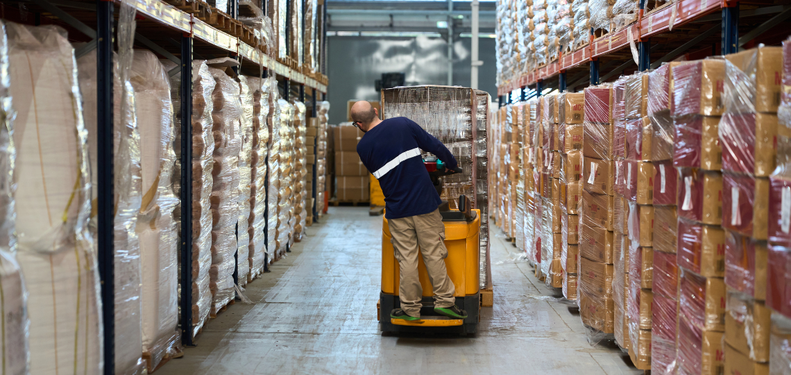 Imagen de un trabajador en una fábrica