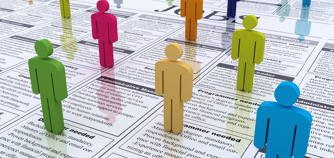 Imagen de anuncios de trabajo junto a personas