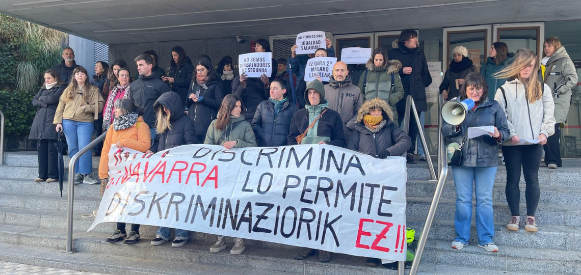 Concentración del comité de INTIA en el primer día de huelga indefinida