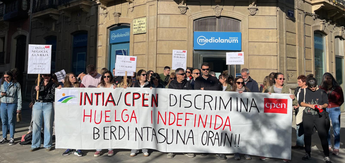 Concentración de la plantilla de INTIA frente al Parlamento de Navarra