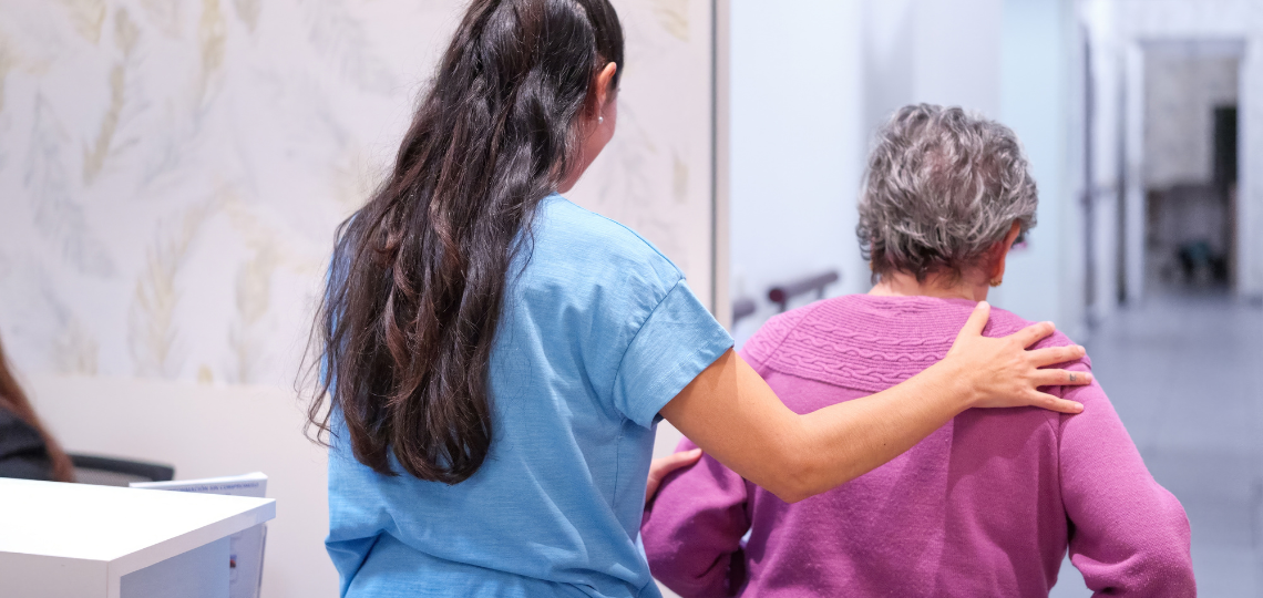 Imagen de una trabajadora de una residencia junto a una usuaria