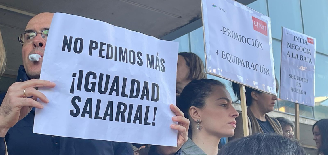 Trabajadores de INTIA en la concentración