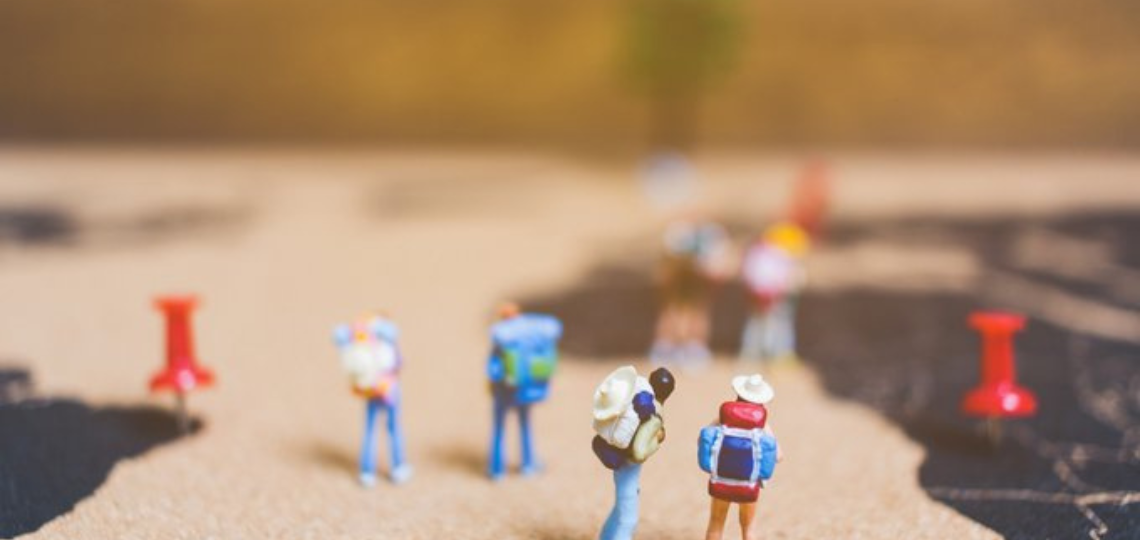 Imagen que simboliza varias personas migrantes caminando