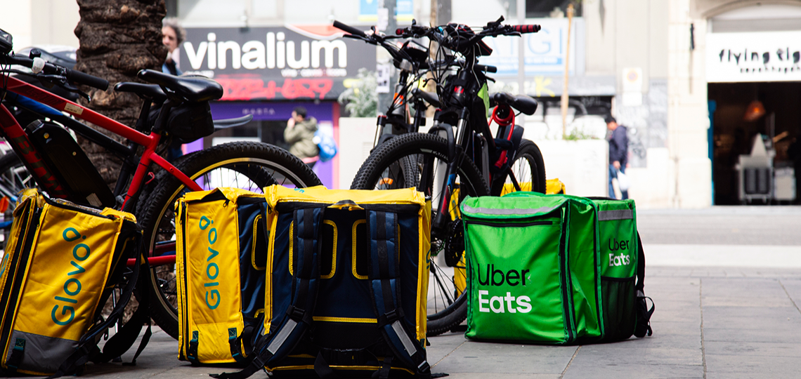 Imagen de unas bicicletas y mochilas de riders