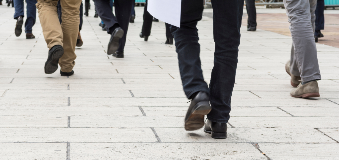 Imagen de varias personas andando por la calle