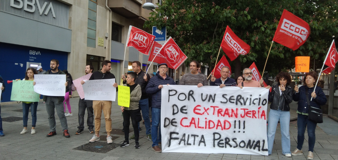 Concentración para denunciar la falta de medios en la oficina de extranjería