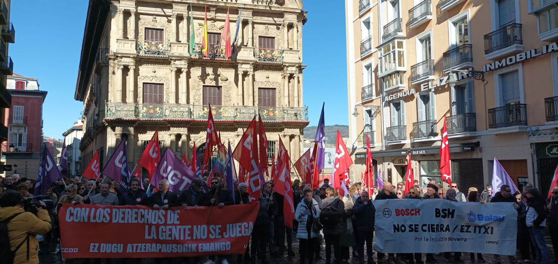 Concentración en Pamplona para exigir que no se juegue con los derechos de la gente