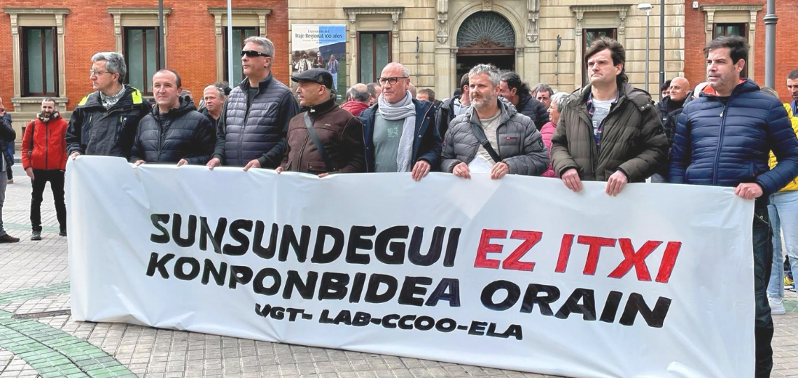 Concentración de la plantilla de Sunsundegui frente al Parlamento