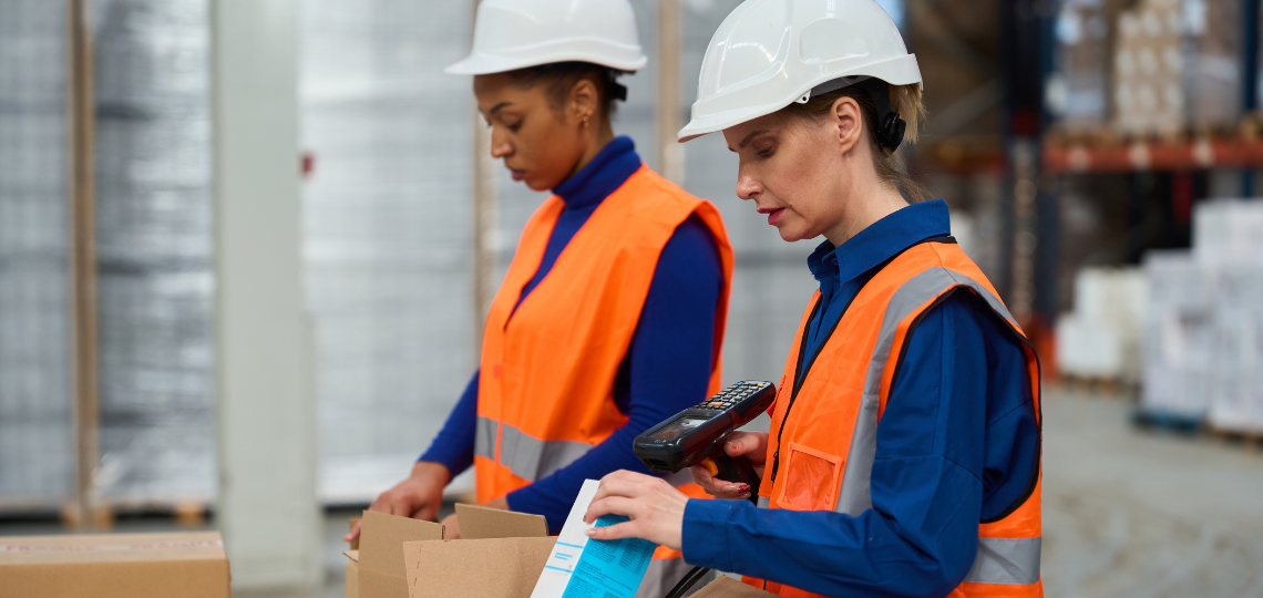 Imagen de dos trabajadoras