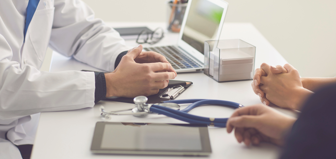 Imagen de una persona siendo atendida por un médico