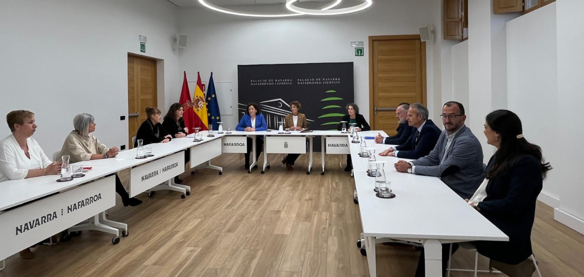 Reunión de los firmantes del preacuerdo de convenio de residencias de Navarra con la presidenta
