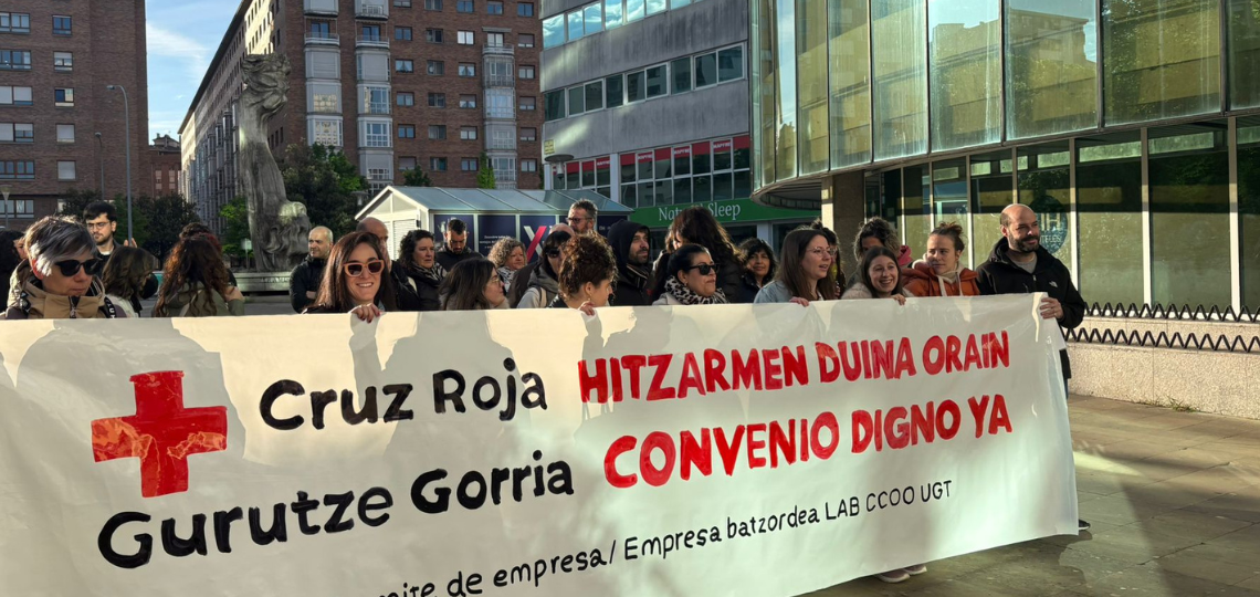 Concentración del comité de empresa de Cruz Roja Navarra