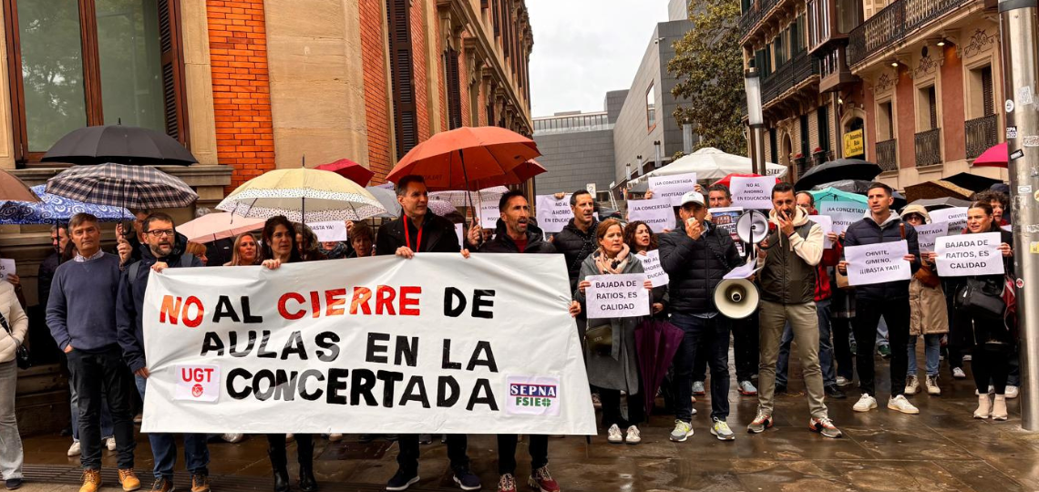 Concentración de UGT y SEPNA-FSIE para rechazar el cierre de aulas en la educación concertada