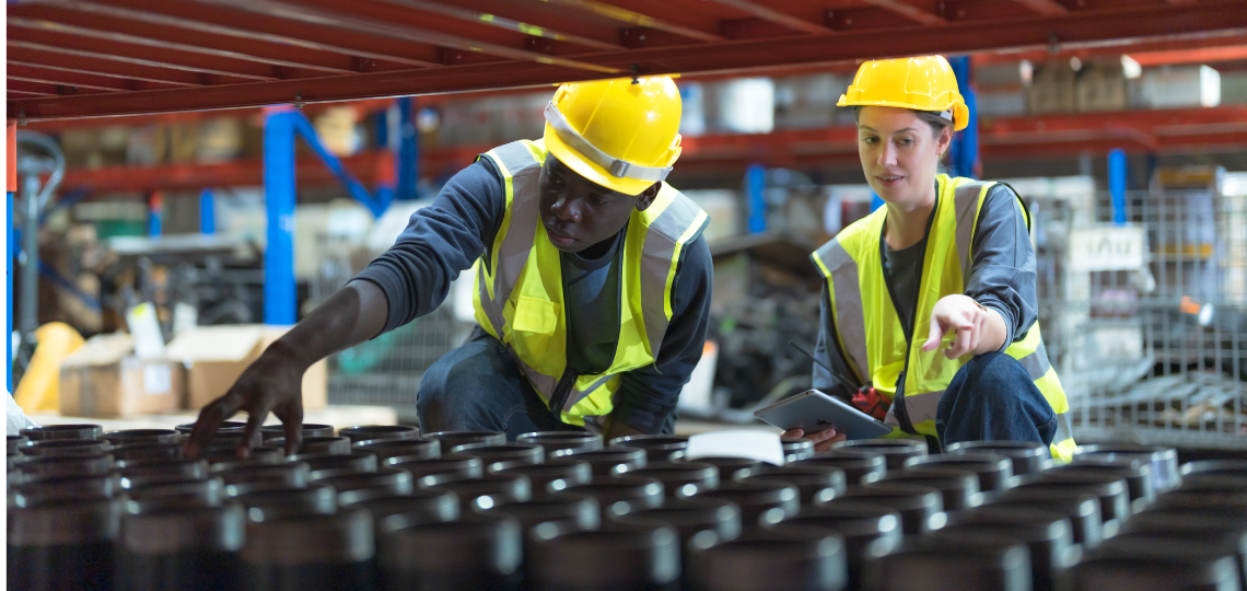 Imagen de dos personas trabajadoras en una fábrica