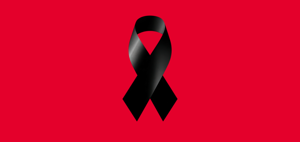 Imagen de un crespón negro sobre fondo rojo