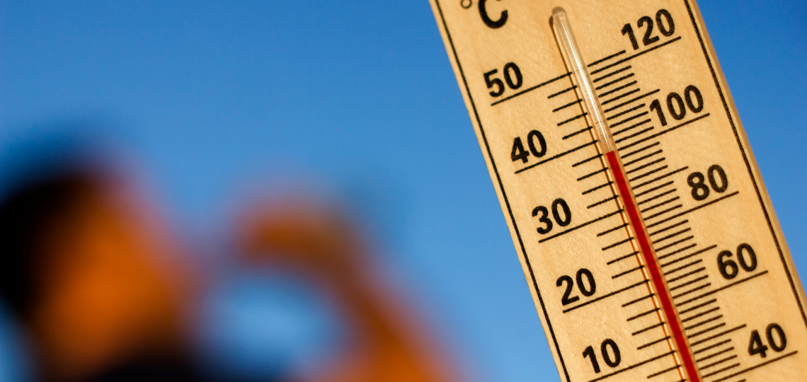 Imagen de un termómetro con altas temperaturas