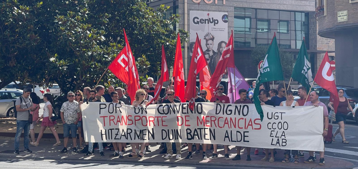 Concentración para exigir un convenio justo para el sector de transporte de mercancías por carretera de Navarra