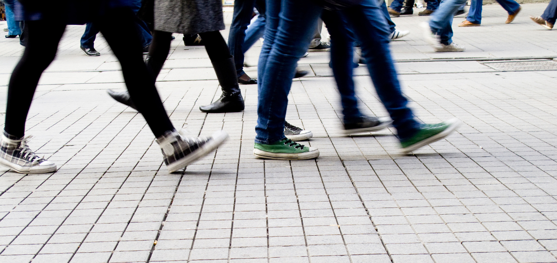 Imagen de varias personas caminando por la calle