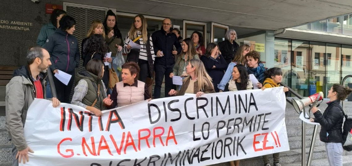 Concentración del comité de INTIA en defensa de la igualdad salarial