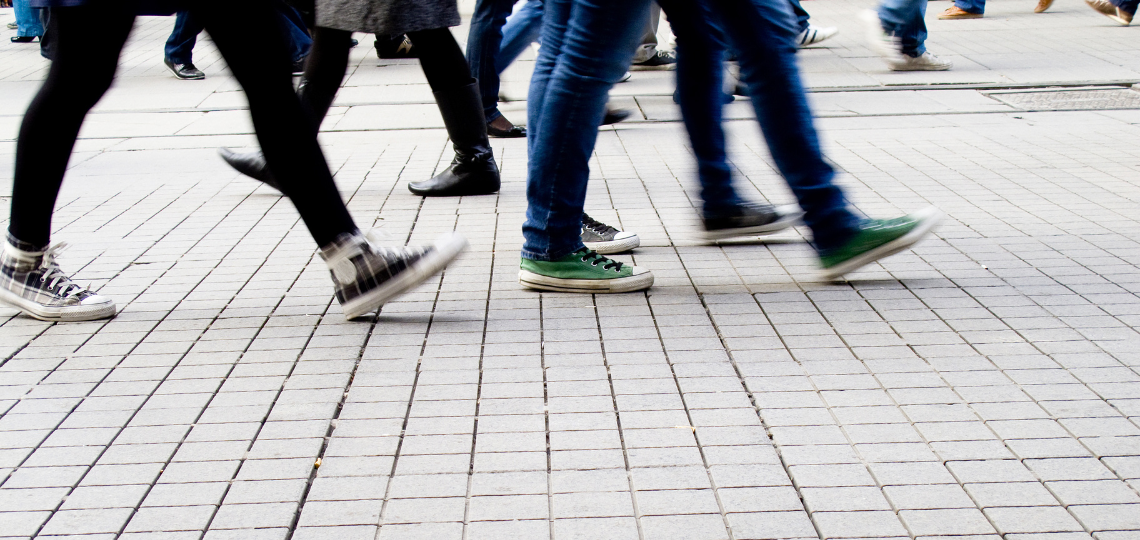Imagen de personas paseando por la calle