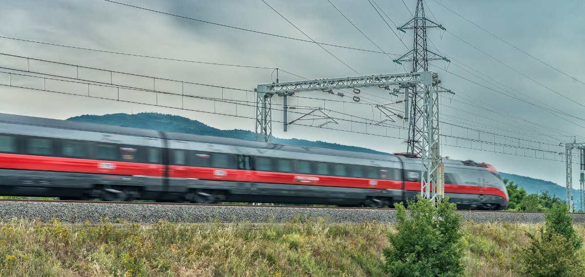 Imagen de un tren circulando por una vía