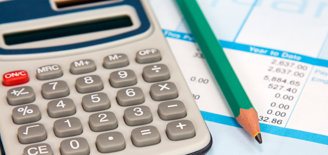 Imagen de unas nóminas y una calculadora