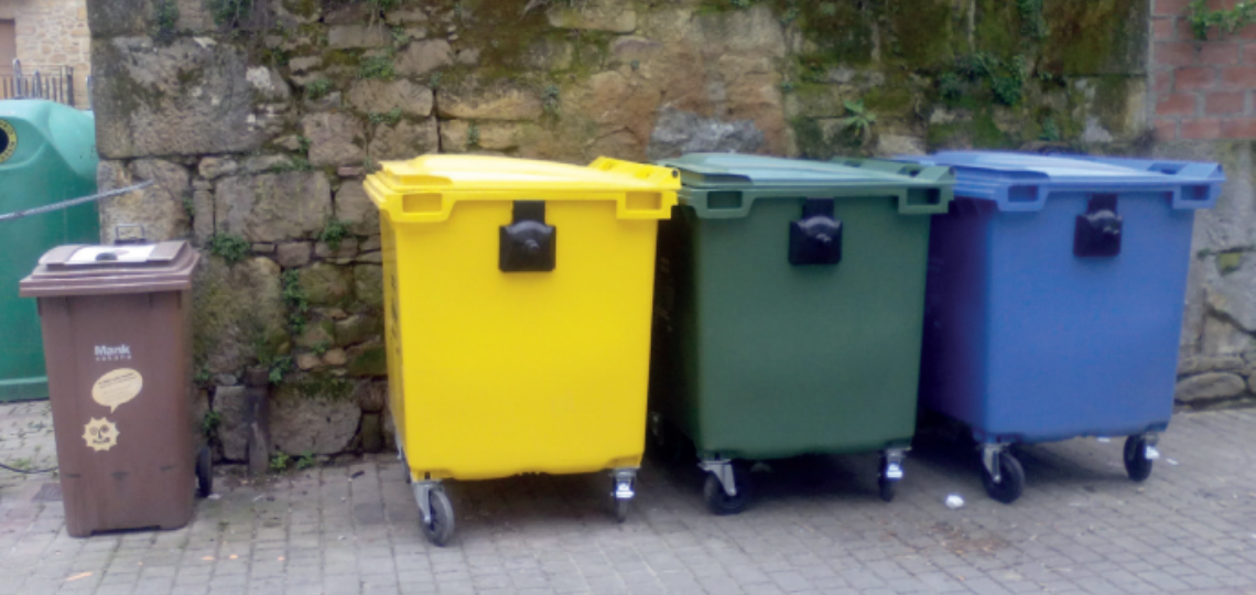 Imagen de contenedores del puerta a puerta en Sakana