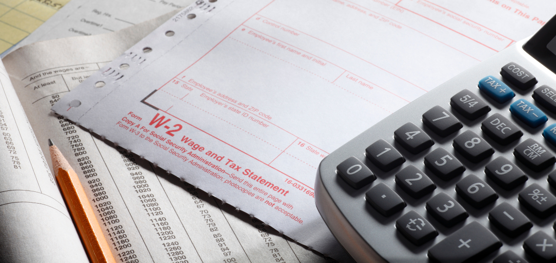 Imagen de una calculadora junto a varias nóminas