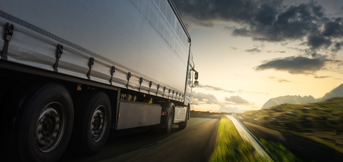 Imagen de un camión por una carretera