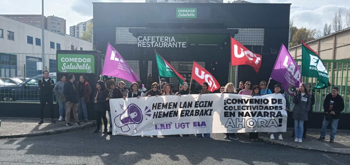 Concentración para reclamar la negociación del primer convenio de restauración colectiva de Navarra