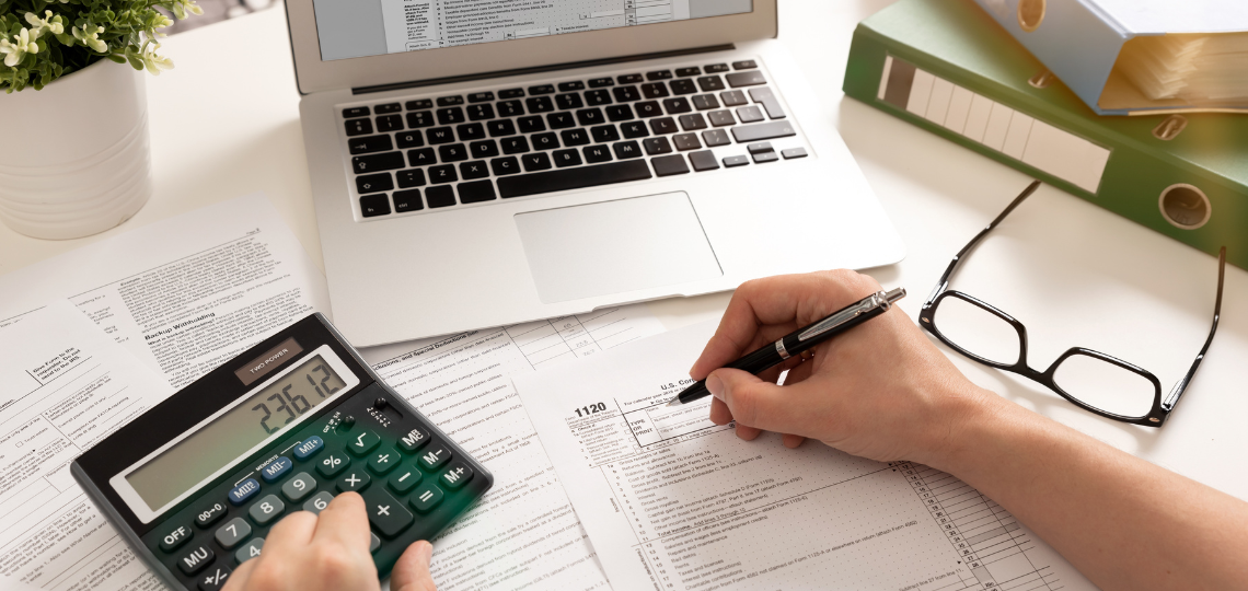 Imagen de una persona haciendo la declaración de la renta