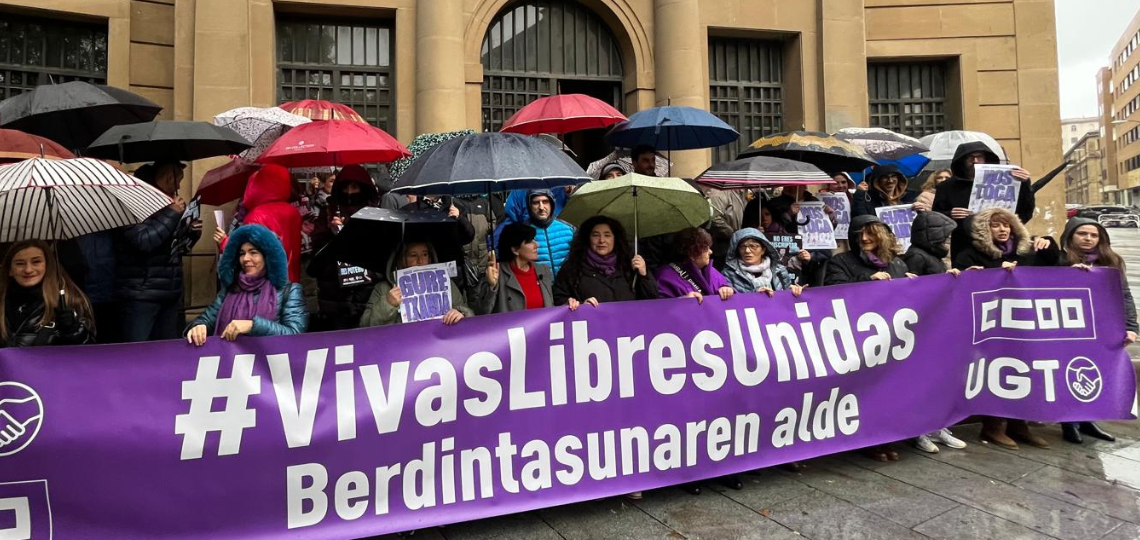 Concentración de UGT y CCOO en Pamplona con motivo del 25N
