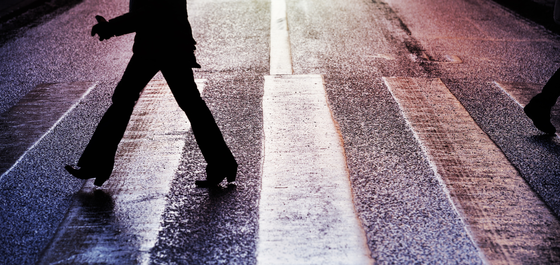 Imagen de una mujer cruzando un paso de cebra
