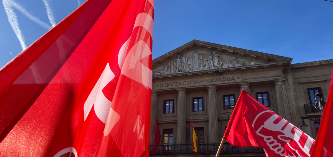 Banderas de UGT ondeando ante el Gobierno de Navarra