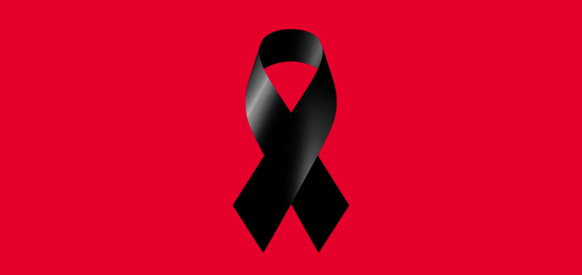 Imagen de un crespón negro sobre fondo rojo