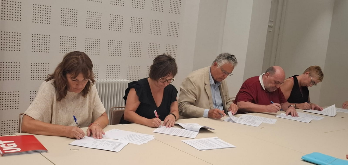 Firma del primer convenio de residencias de Navarra