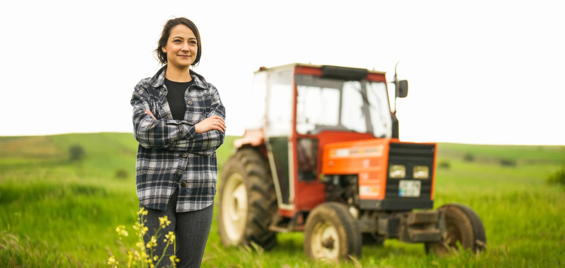 Una mujer agricultora en un entorno rural