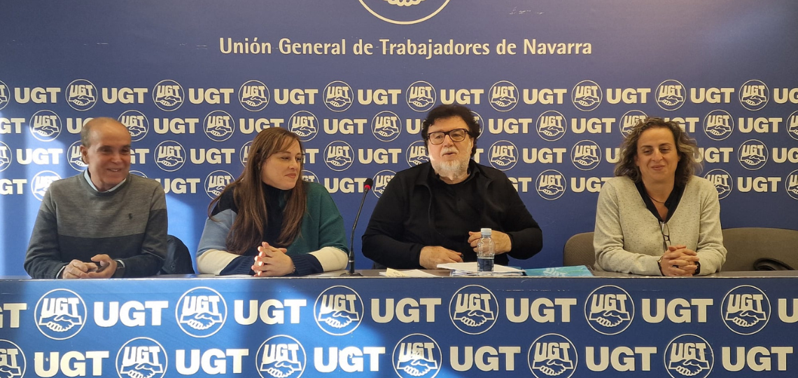El secretario general de UGT en el sector postal, Jose Manuel Sayagüés, en una rueda de prensa en Pamplona